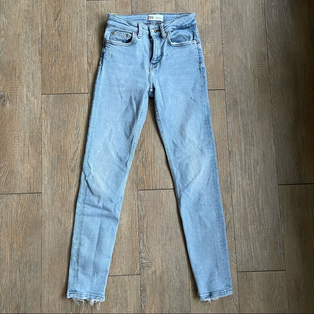 Zara - Women's Light Wash Mid-Rise Skinny Jeans - Size 2